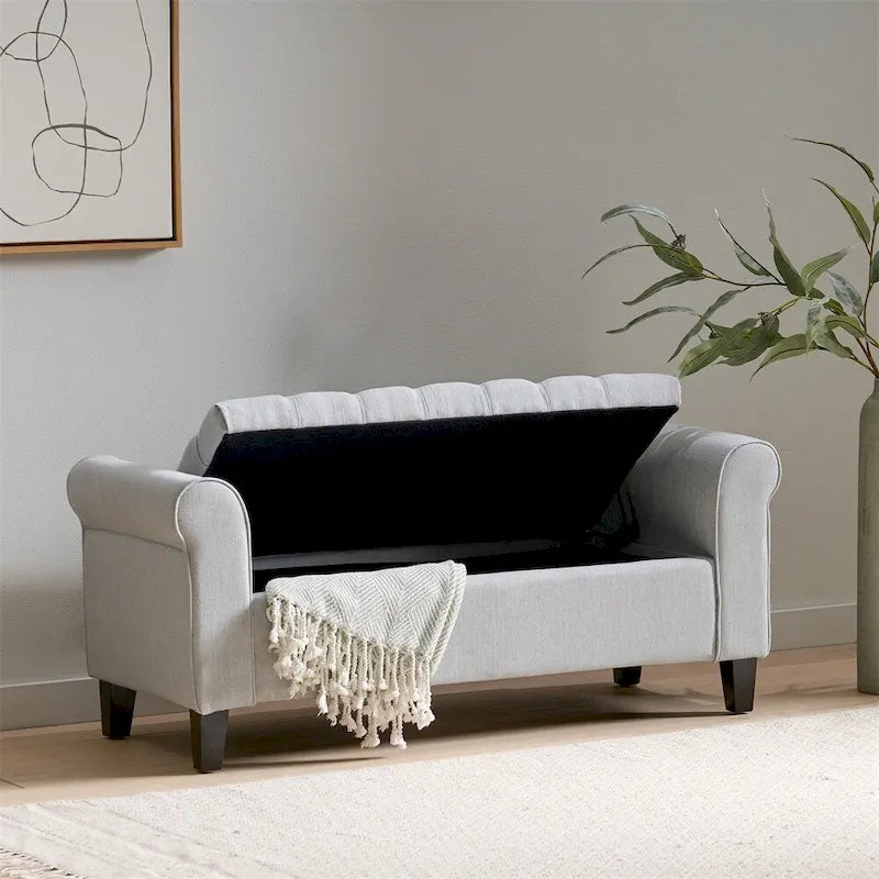 Banc de rangement en velours ivoire capitonné avec accoudoirs volutes, plateau relevable à fermeture amortie et pieds fuselés en bois