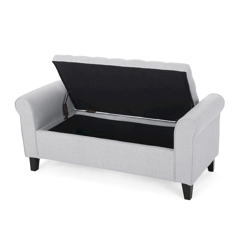 Banc de rangement en velours ivoire capitonné avec accoudoirs volutes, plateau relevable à fermeture amortie et pieds fuselés en bois