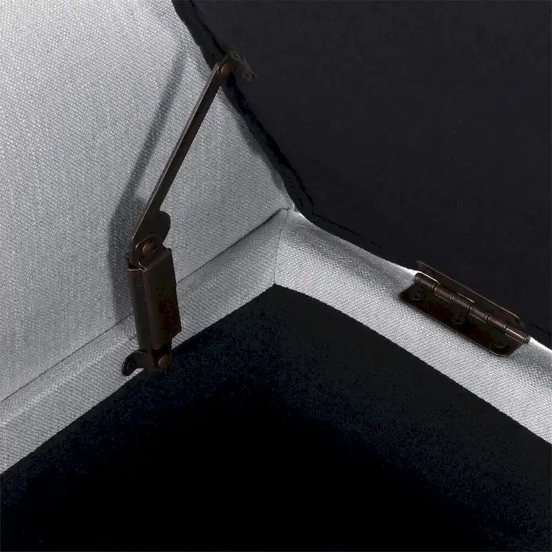 Banc de rangement en velours ivoire capitonné avec accoudoirs volutes, plateau relevable à fermeture amortie et pieds fuselés en bois