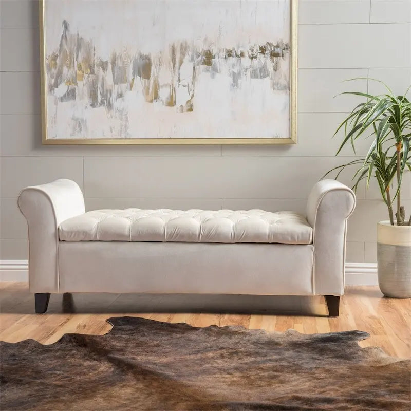 Banc de rangement en velours ivoire capitonné avec accoudoirs volutes, plateau relevable à fermeture amortie et pieds fuselés en bois