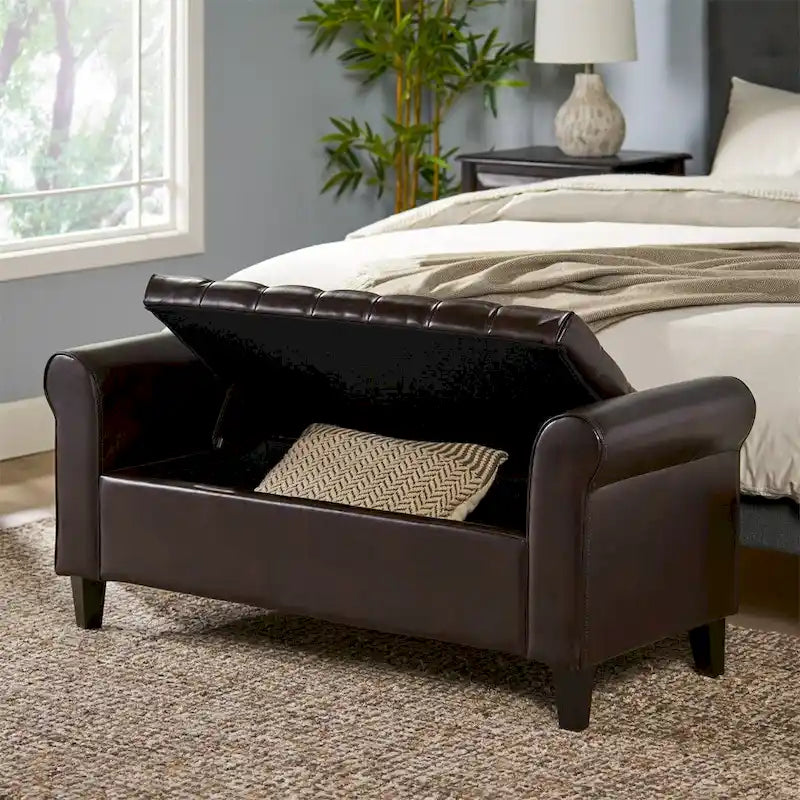Banc de rangement en velours ivoire capitonné avec accoudoirs volutes, plateau relevable à fermeture amortie et pieds fuselés en bois