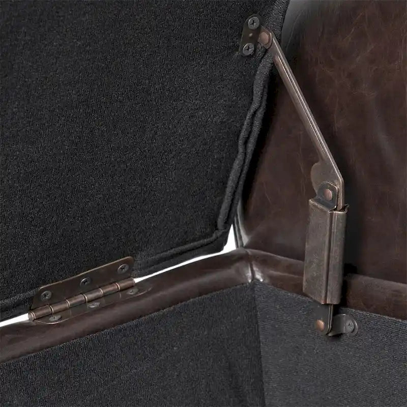 Banc de rangement en velours ivoire capitonné avec accoudoirs volutes, plateau relevable à fermeture amortie et pieds fuselés en bois