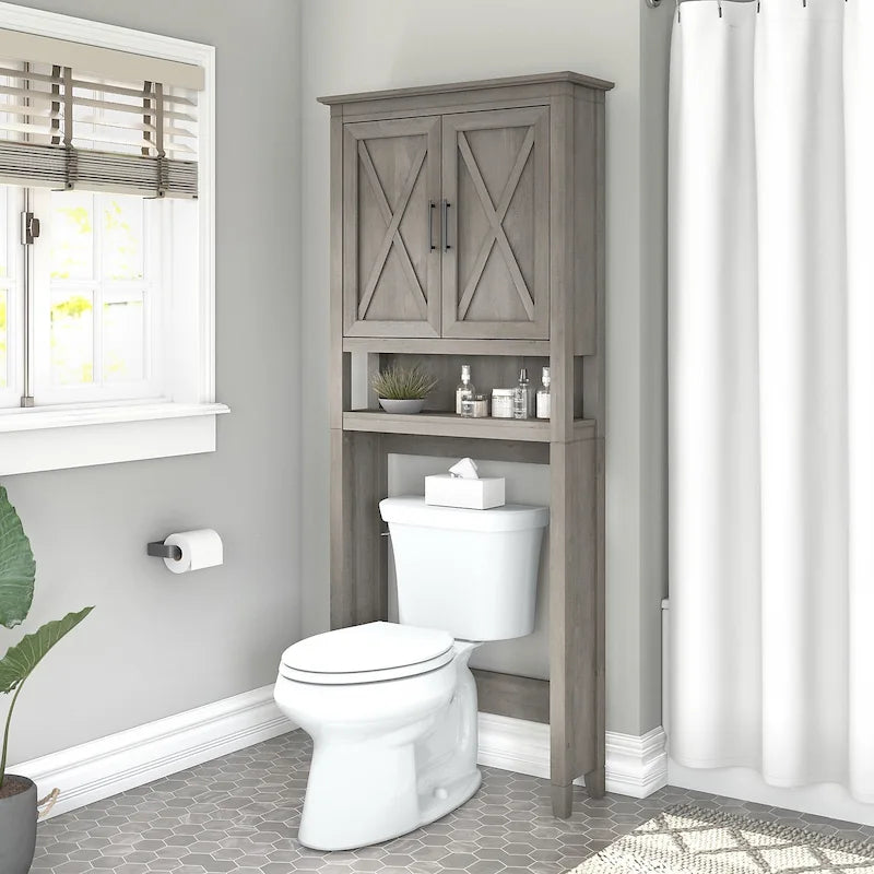 Meuble de rangement au-dessus des toilettes gris bois flotté, portes à motifs en X, étagères réglables, style ferme