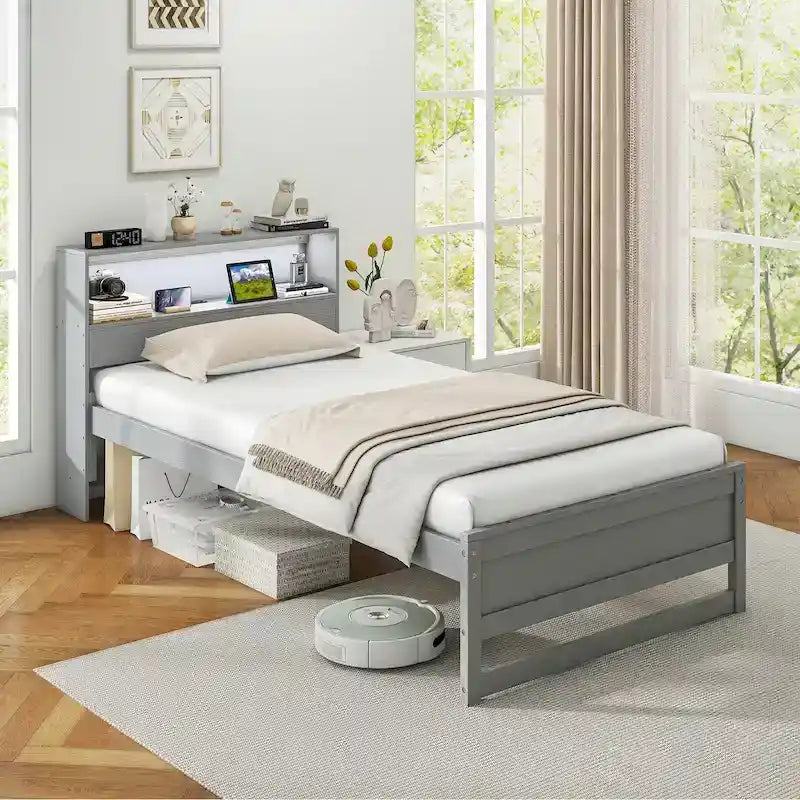 Cadre de lit double en bois gris avec rangement intégré dans la tête de lit, port de chargement USB et éclairage LED