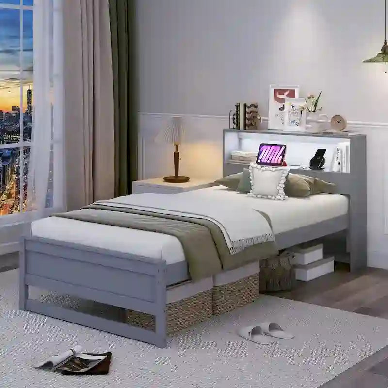 Cadre de lit double en bois gris avec rangement intégré dans la tête de lit, port de chargement USB et éclairage LED