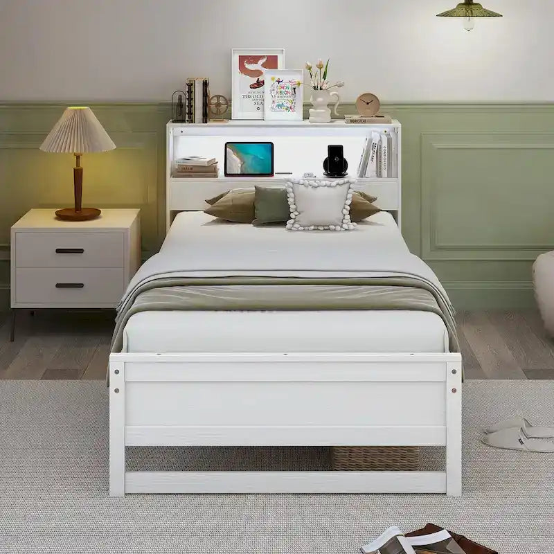 Cadre de lit double en bois gris avec rangement intégré dans la tête de lit, port de chargement USB et éclairage LED