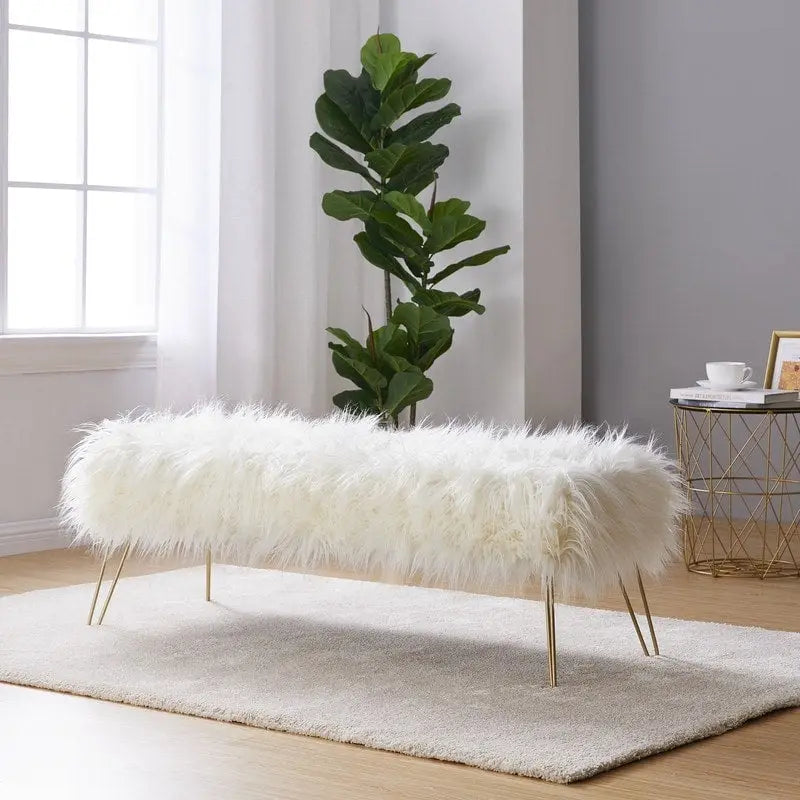 Banc ottoman en fausse fourrure blanche à poils longs, coussin épais, pieds épingles en métal doré