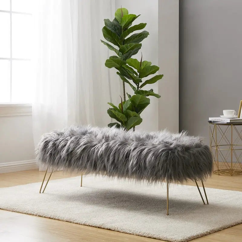 Banc ottoman en fausse fourrure blanche à poils longs, coussin épais, pieds épingles en métal doré