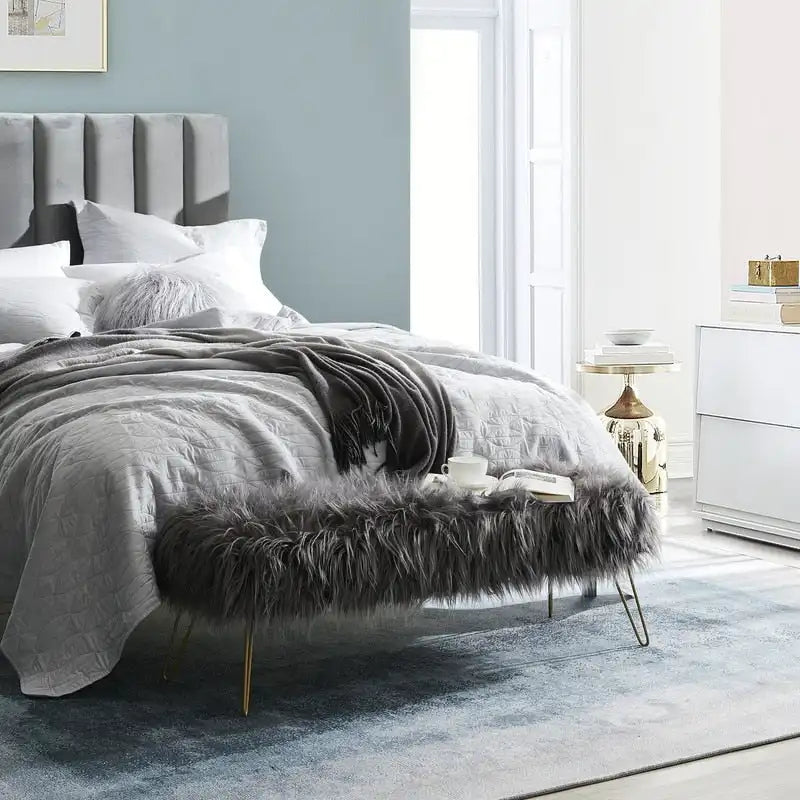 Banc ottoman en fausse fourrure blanche à poils longs, coussin épais, pieds épingles en métal doré