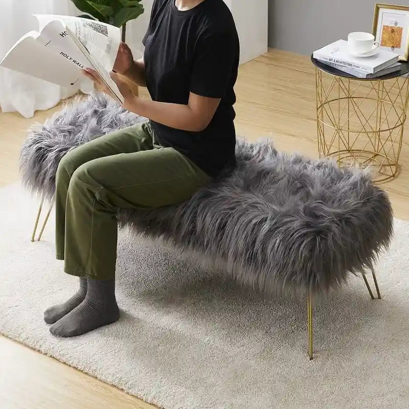 Banc ottoman en fausse fourrure blanche à poils longs, coussin épais, pieds épingles en métal doré