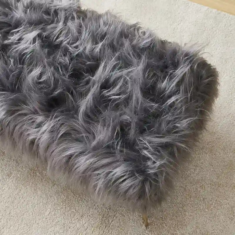 Banc ottoman en fausse fourrure blanche à poils longs, coussin épais, pieds épingles en métal doré