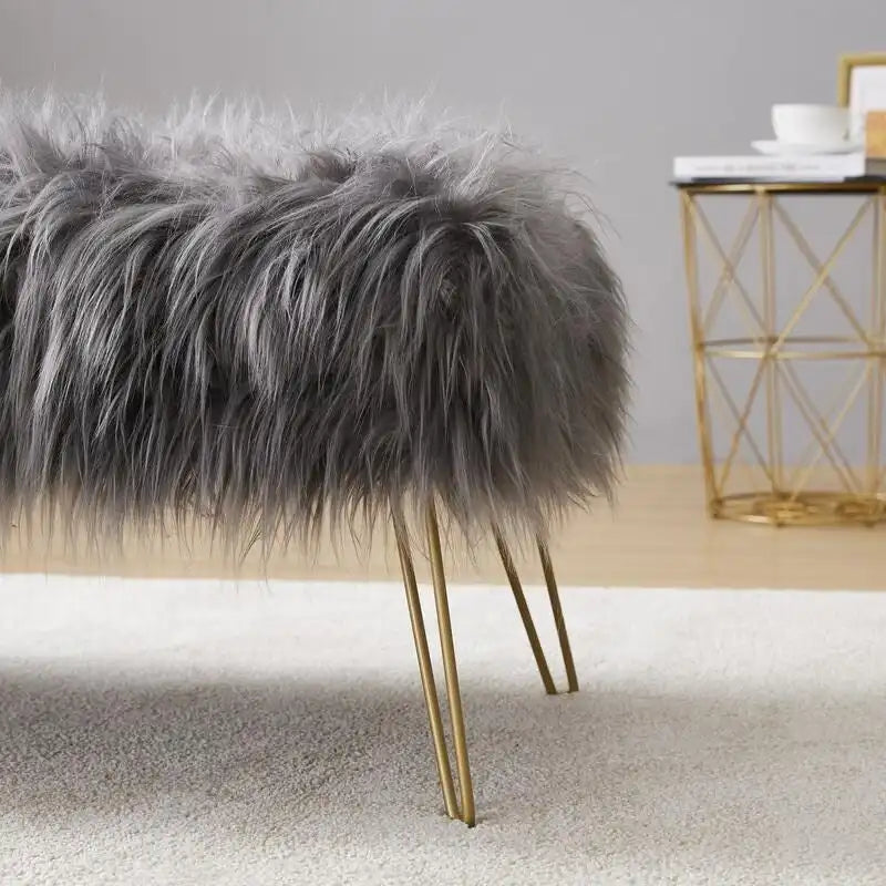 Banc ottoman en fausse fourrure blanche à poils longs, coussin épais, pieds épingles en métal doré
