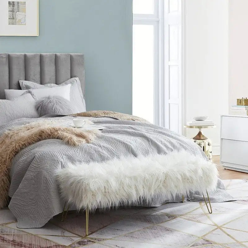 Banc ottoman en fausse fourrure blanche à poils longs, coussin épais, pieds épingles en métal doré