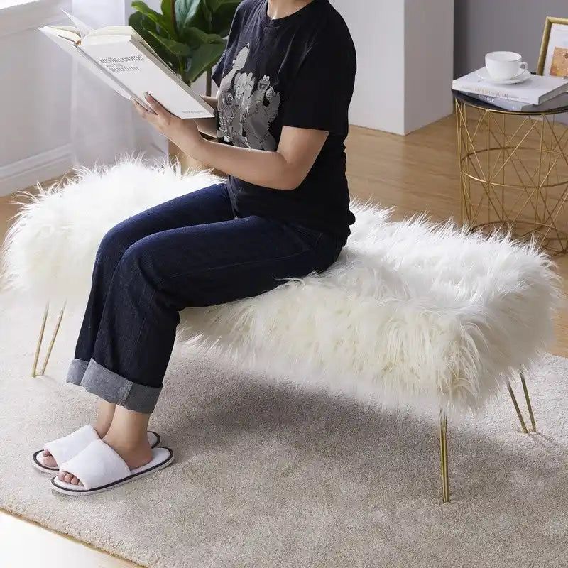 Banc ottoman en fausse fourrure blanche à poils longs, coussin épais, pieds épingles en métal doré