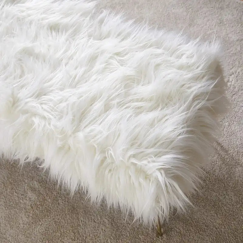 Banc ottoman en fausse fourrure blanche à poils longs, coussin épais, pieds épingles en métal doré