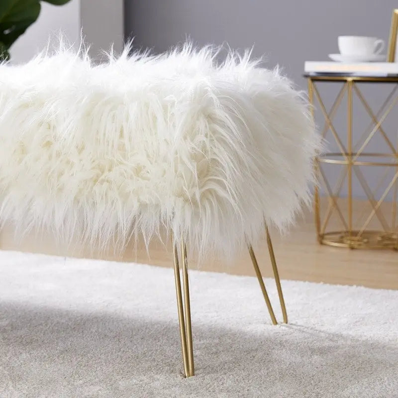 Banc ottoman en fausse fourrure blanche à poils longs, coussin épais, pieds épingles en métal doré