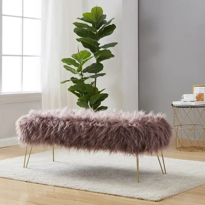 Banc ottoman en fausse fourrure blanche à poils longs, coussin épais, pieds épingles en métal doré