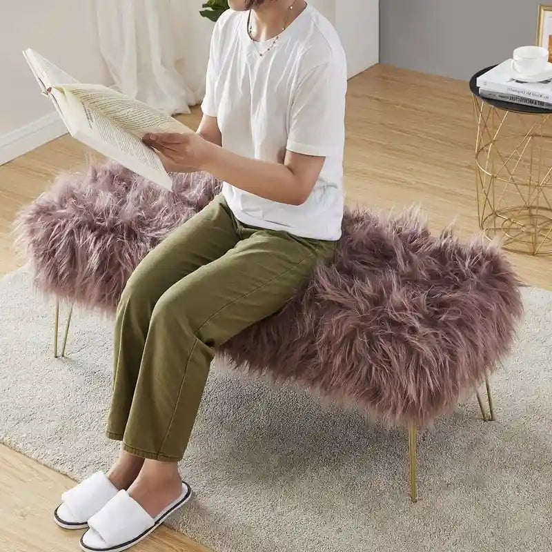 Banc ottoman en fausse fourrure blanche à poils longs, coussin épais, pieds épingles en métal doré