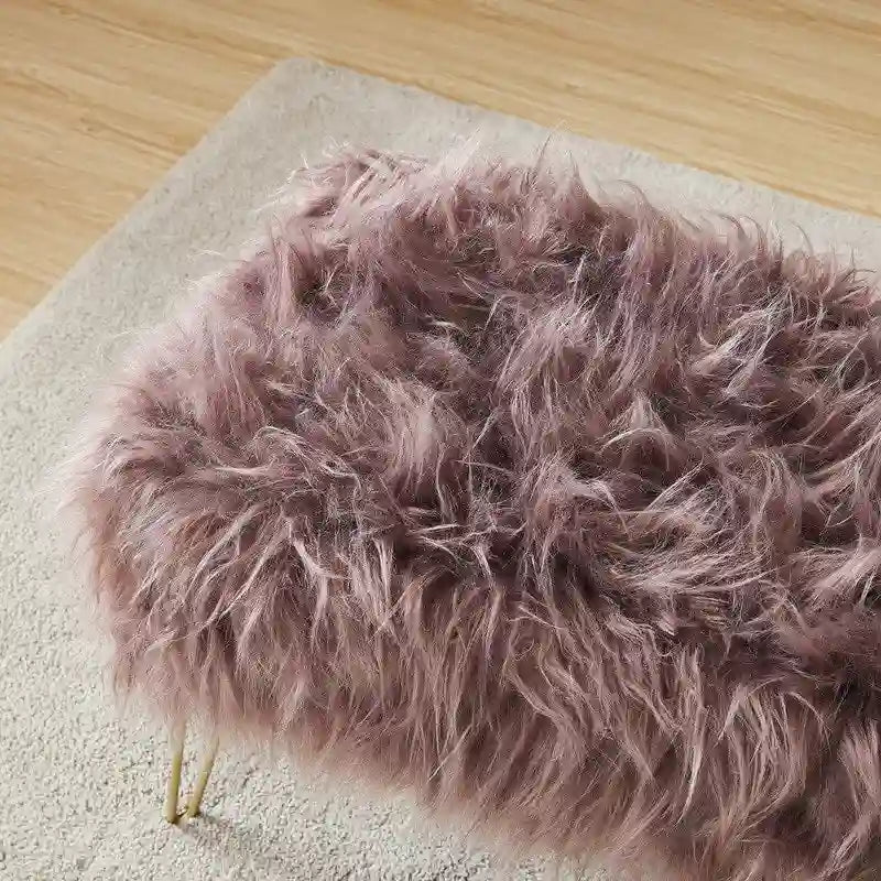 Banc ottoman en fausse fourrure blanche à poils longs, coussin épais, pieds épingles en métal doré