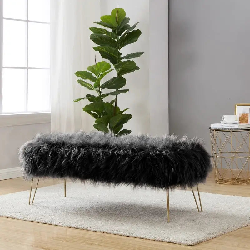 Banc ottoman en fausse fourrure blanche à poils longs, coussin épais, pieds épingles en métal doré