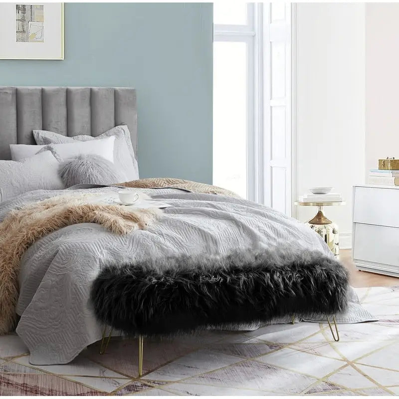 Banc ottoman en fausse fourrure blanche à poils longs, coussin épais, pieds épingles en métal doré