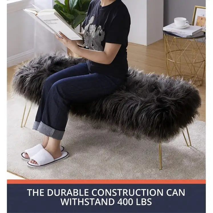 Banc ottoman en fausse fourrure blanche à poils longs, coussin épais, pieds épingles en métal doré