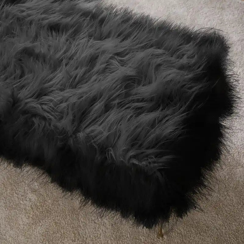 Banc ottoman en fausse fourrure blanche à poils longs, coussin épais, pieds épingles en métal doré