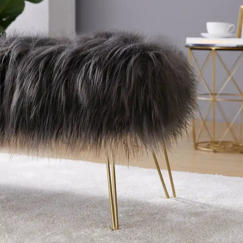Banc ottoman en fausse fourrure blanche à poils longs, coussin épais, pieds épingles en métal doré