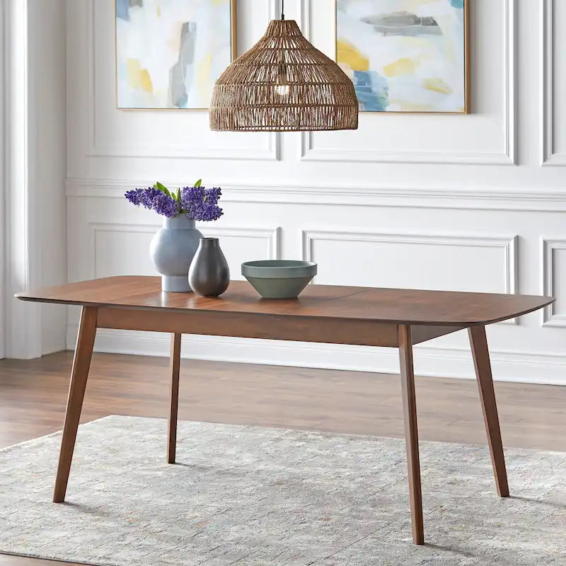Table à manger extensible en noyer, avec rallonge papillon, pieds coniques style Mid-Century, coins arrondis.