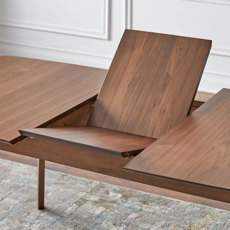 Table à manger extensible en noyer, avec rallonge papillon, pieds coniques style Mid-Century, coins arrondis.