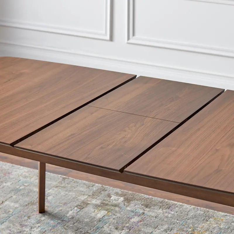 Table à manger extensible en noyer, avec rallonge papillon, pieds coniques style Mid-Century, coins arrondis.