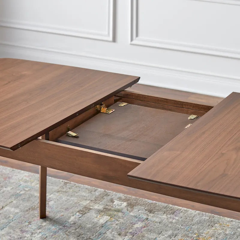 Table à manger extensible en noyer, avec rallonge papillon, pieds coniques style Mid-Century, coins arrondis.