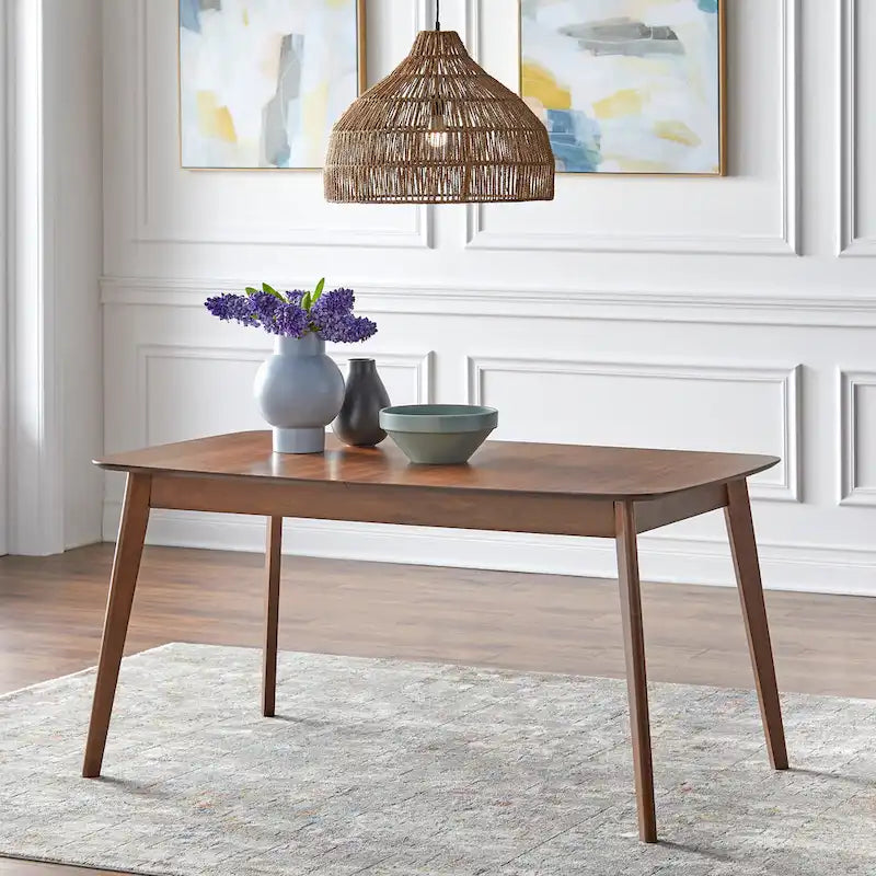 Table à manger extensible en noyer, avec rallonge papillon, pieds coniques style Mid-Century, coins arrondis.