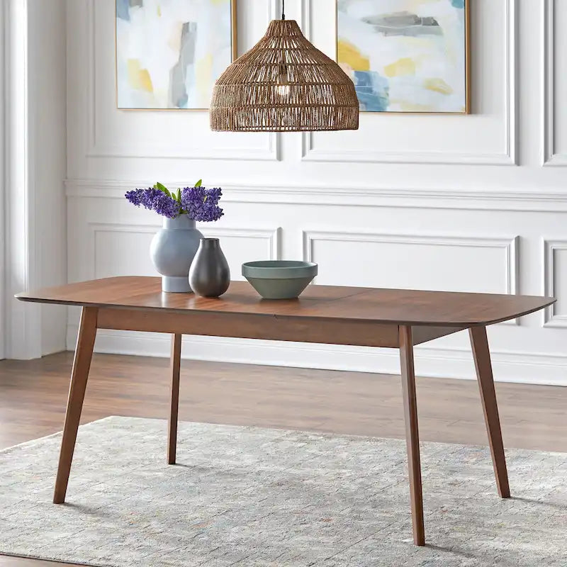 Table à manger extensible en noyer, avec rallonge papillon, pieds coniques style Mid-Century, coins arrondis.