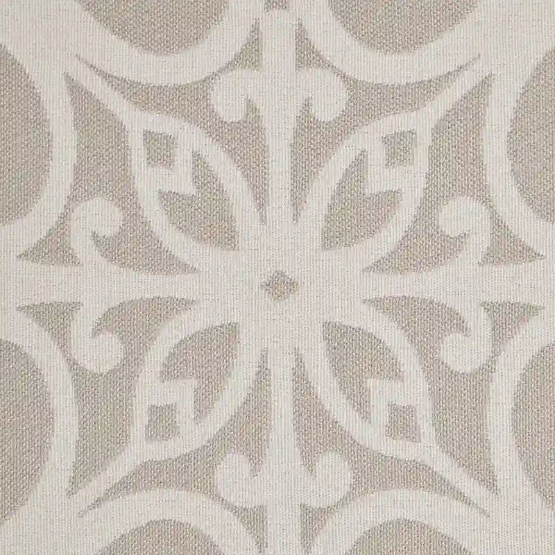 Fauteuil Club en tissu imprimé ajouré gris, garniture cloutée argentée, coussin d'assise amovible, pieds en bois massif