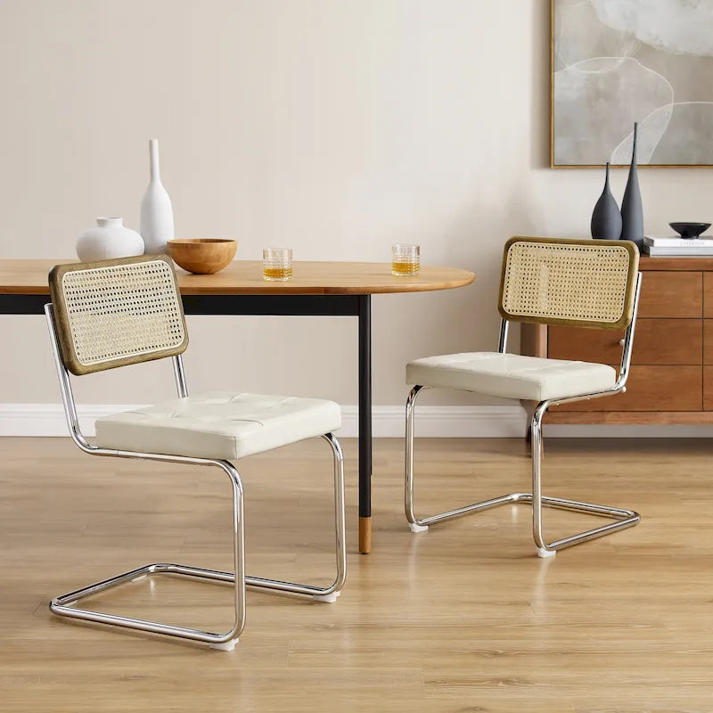 Chaise de salle à manger cantilever blanc cassé, dossier en cannage, structure chromée, assise en similicuir