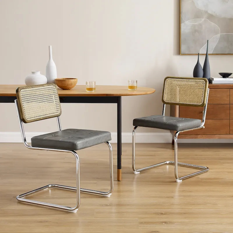 Chaise de salle à manger cantilever blanc cassé, dossier en cannage, structure chromée, assise en similicuir