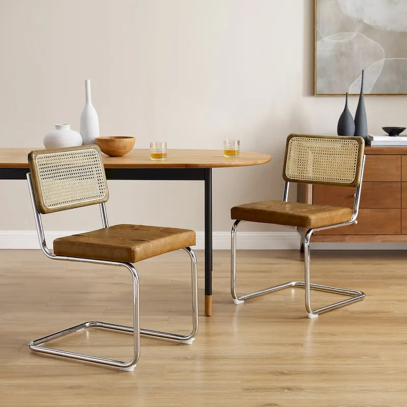 Chaise de salle à manger cantilever blanc cassé, dossier en cannage, structure chromée, assise en similicuir
