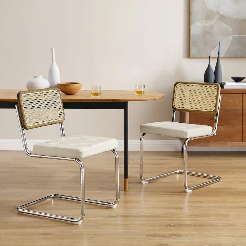 Chaise de salle à manger cantilever blanc cassé, dossier en cannage, structure chromée, assise en similicuir