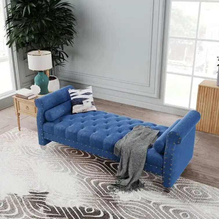 Banc Chesterfield en velours beige capitonné avec accoudoirs volutes, clous décoratifs et pieds en acrylique