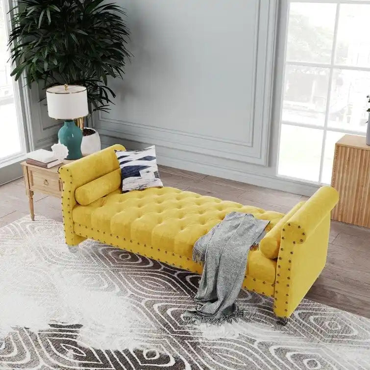 Banc Chesterfield en velours beige capitonné avec accoudoirs volutes, clous décoratifs et pieds en acrylique