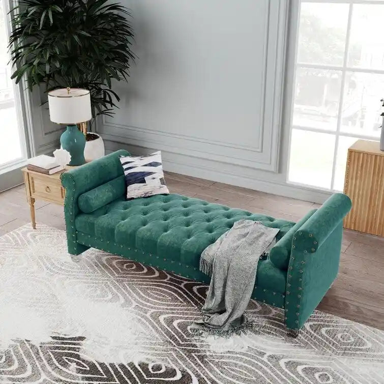 Banc Chesterfield en velours beige capitonné avec accoudoirs volutes, clous décoratifs et pieds en acrylique