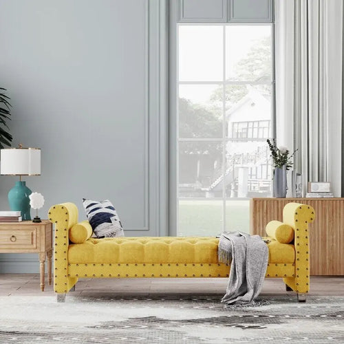 Banc Chesterfield en velours beige capitonné avec accoudoirs volutes, clous décoratifs et pieds en acrylique