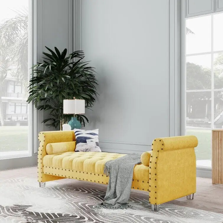 Banc Chesterfield en velours beige capitonné avec accoudoirs volutes, clous décoratifs et pieds en acrylique