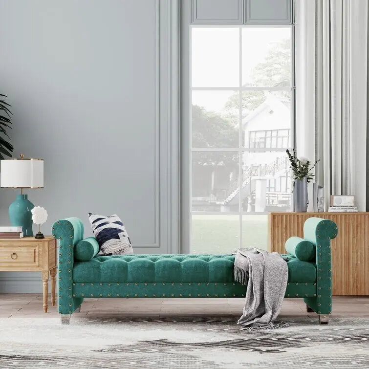Banc Chesterfield en velours beige capitonné avec accoudoirs volutes, clous décoratifs et pieds en acrylique