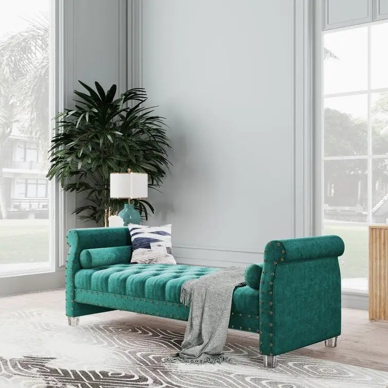 Banc Chesterfield en velours beige capitonné avec accoudoirs volutes, clous décoratifs et pieds en acrylique