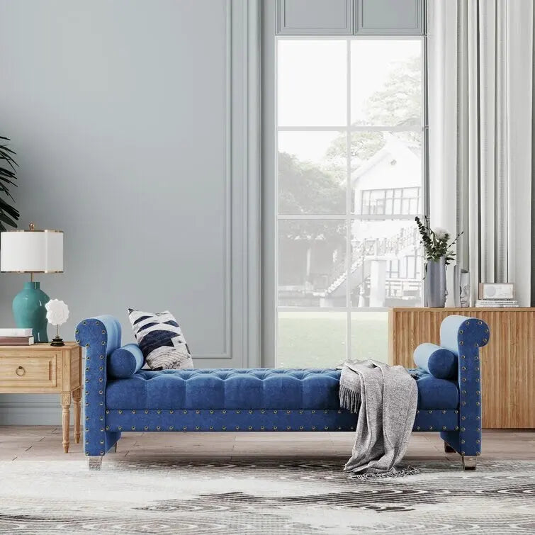 Banc Chesterfield en velours beige capitonné avec accoudoirs volutes, clous décoratifs et pieds en acrylique