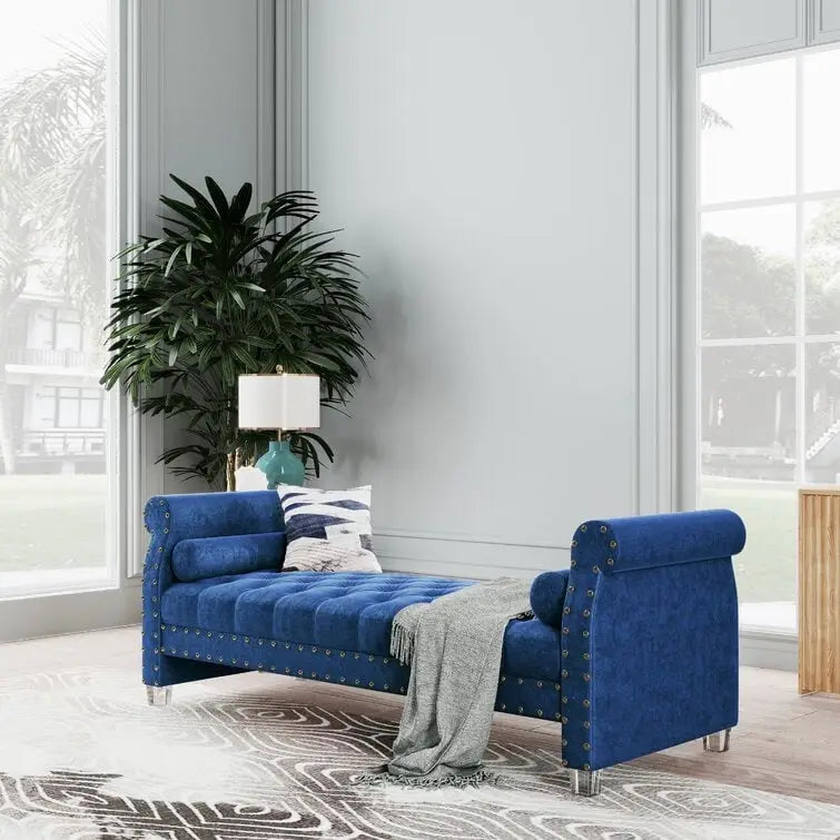 Banc Chesterfield en velours beige capitonné avec accoudoirs volutes, clous décoratifs et pieds en acrylique
