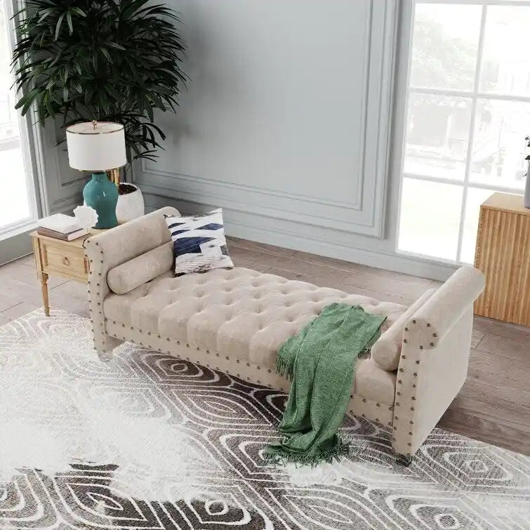 Banc Chesterfield en velours beige capitonné avec accoudoirs volutes, clous décoratifs et pieds en acrylique