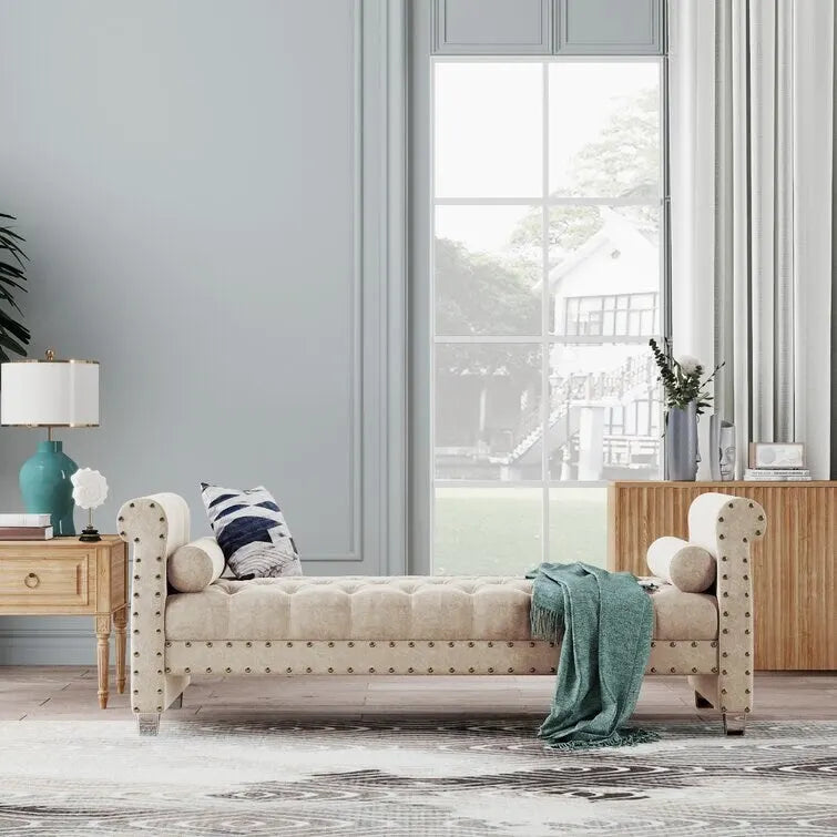Banc Chesterfield en velours beige capitonné avec accoudoirs volutes, clous décoratifs et pieds en acrylique